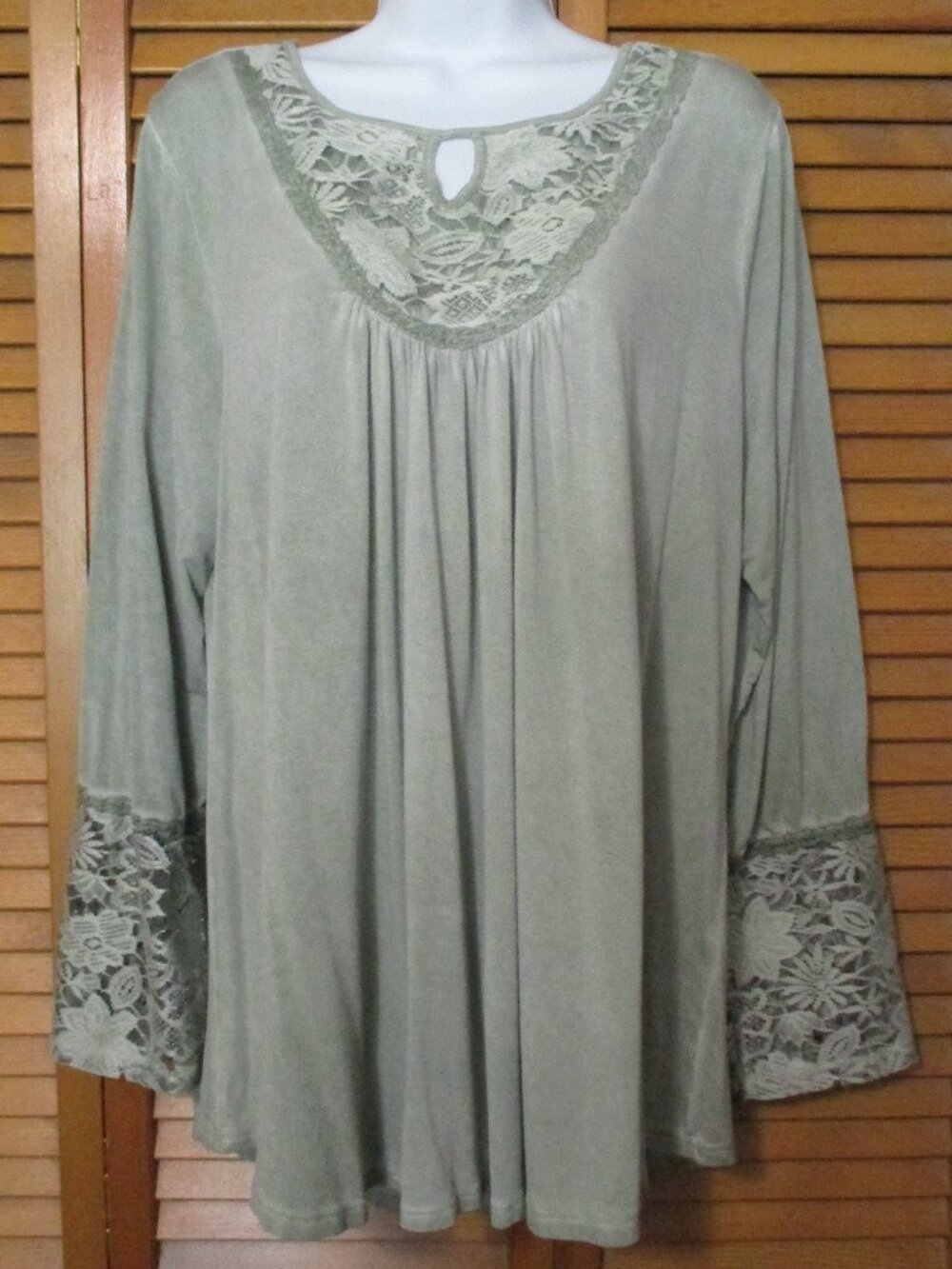 One World top feminine lace light sage color soft stretchy long sleeves size XL
